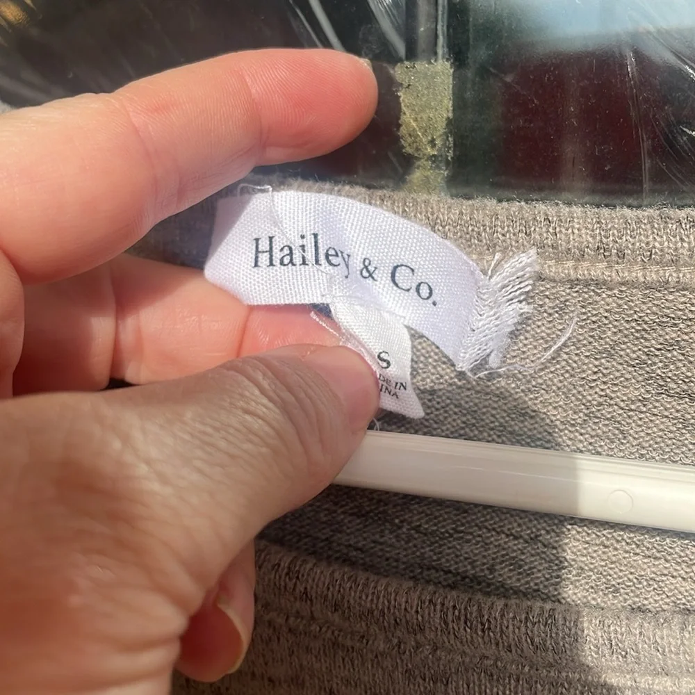 Hailey & Co Ruffle top! Small - Picture 3 of 4